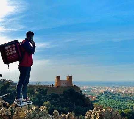 Livreur à Beni Mellal photographiant le bon de livraison